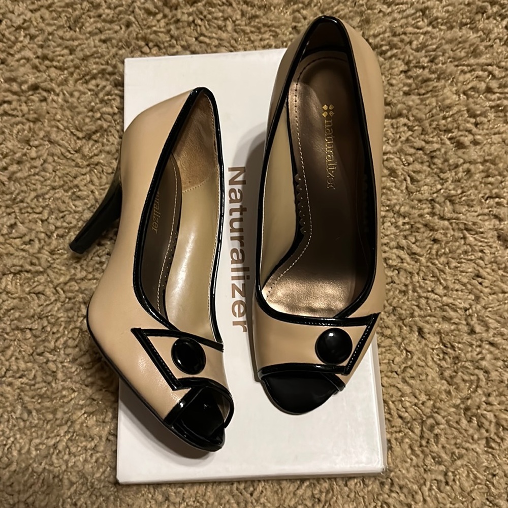 Naturalizer Camel and Black Peep toe pumps size 6